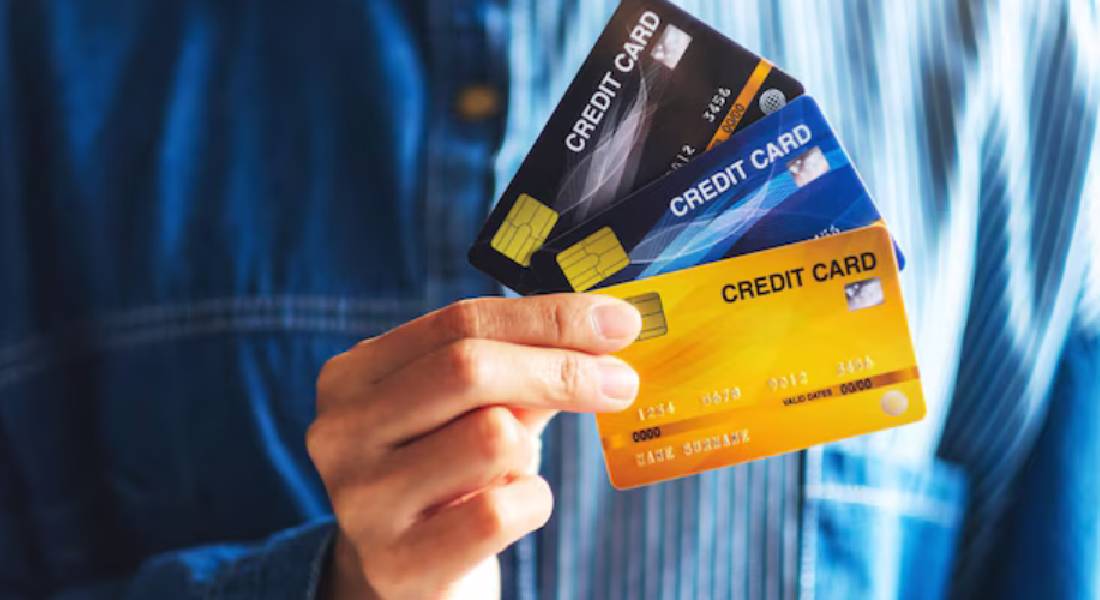 Illustration of Cashback vs Rewards: Which Credit Card is Right for You?